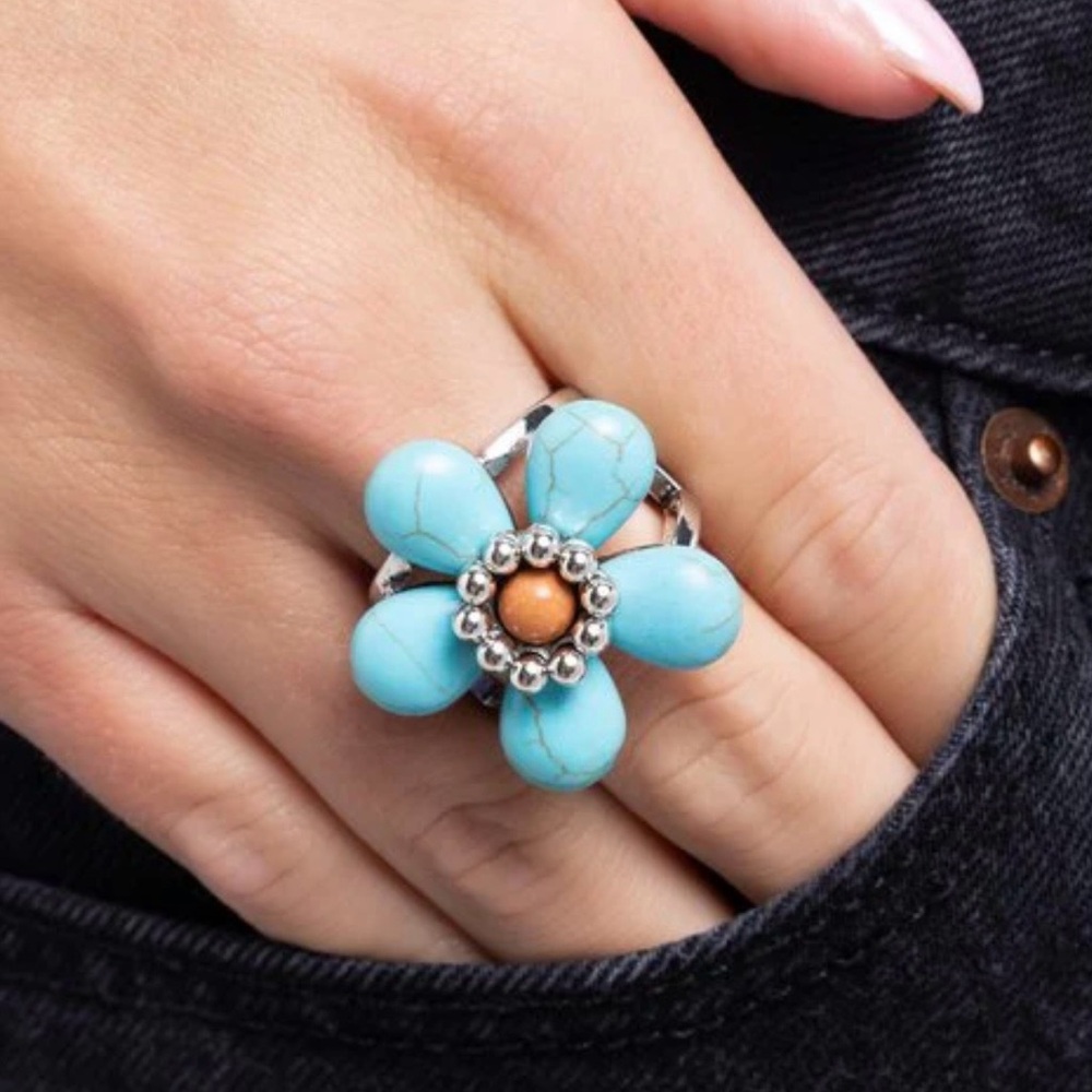 * NEW*  Paparazzi Turquoise and Silver Floral Ring

“Stoney Solidarity”